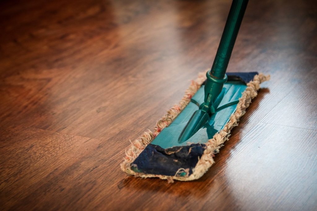 Schoon kantoor met professionele schoonmaakbenodigdheden voor hygiënische werkplek