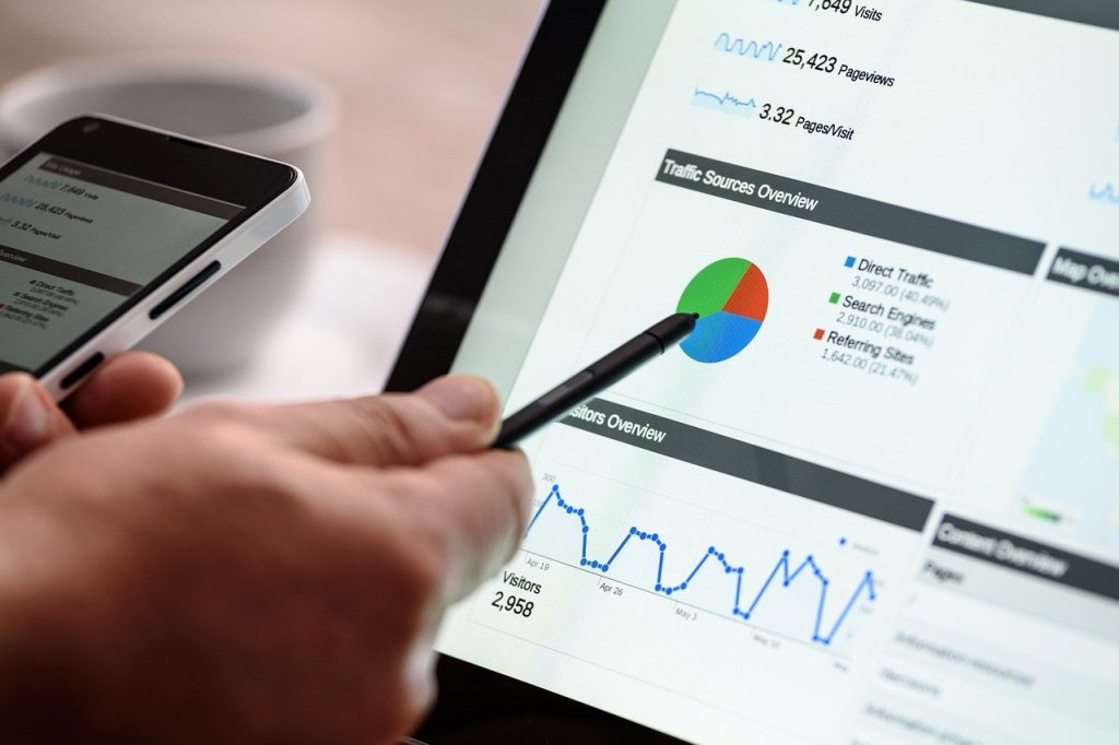 Infographic vergelijking verschillen tussen SEA en SEO marketing strategieën voor zoekmachines