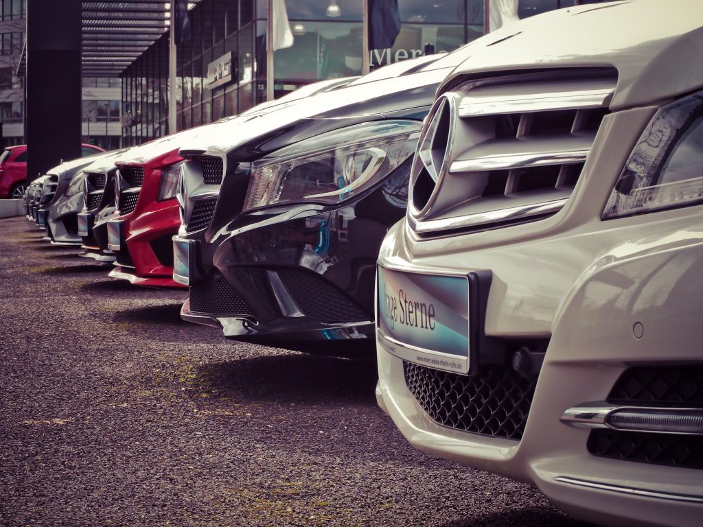 Parkeerplaats met huurauto's in Sittard waar je op voorwaarden en verborgen kosten moet letten