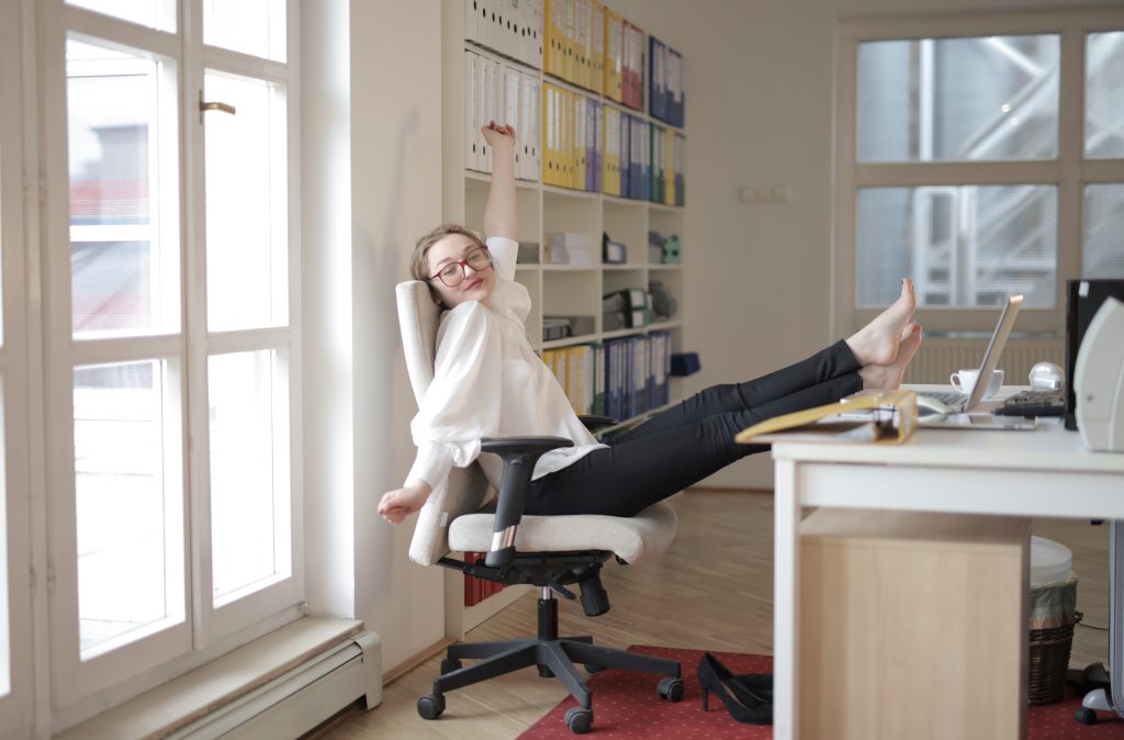 Moderne kantoorinrichting met natuurlijk licht, zit-sta bureau en ergonomische stoel voor gezond werken
