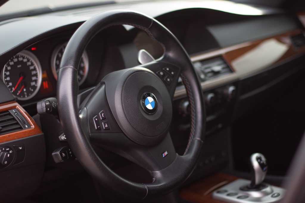 Chiptuning Den Haag specialist demonstreert motoroptimalisatie procedure met professionele tuning-apparatuur