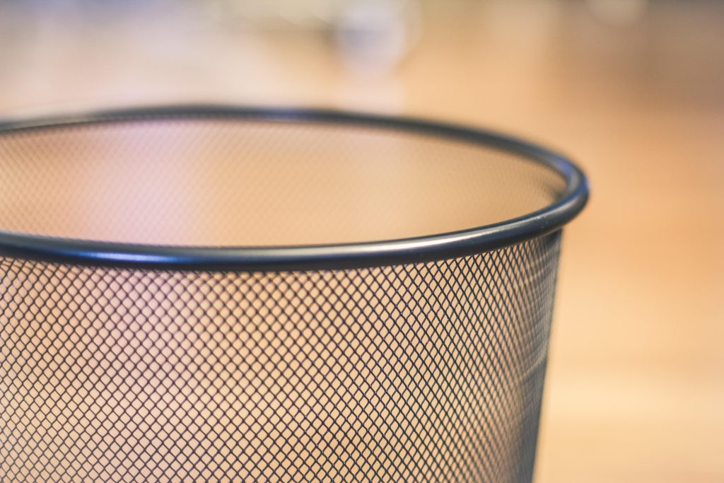 Verschillende vuilnistonnen in diverse maten en materialen zoals zink en kunststof voor huishoudelijk en commercieel gebruik