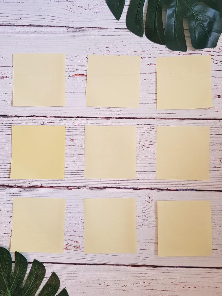 Kleurrijke stickers in verschillende ontwerpen en materialen die gebruikt kunnen worden voor promotiemiddelen en decoratie
