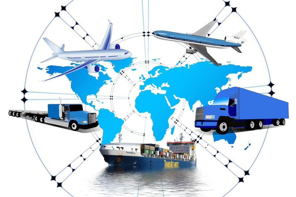 Moderne transportvoertuigen en magazijnuitrusting voor een vlekkeloos logistiek proces bij professioneel transportbedrijf.