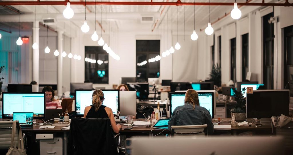 Kantoor met werknemers die werken op gehuurde IT-apparatuur voor flexibele bedrijfsuitbreiding